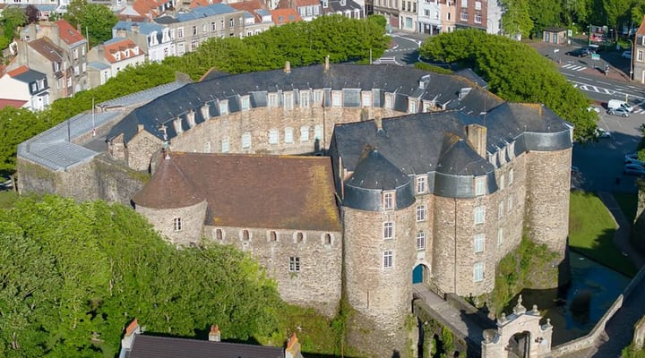 Château-Musée de Boulogne-sur-Mer avec ses tours rondes et ses douves